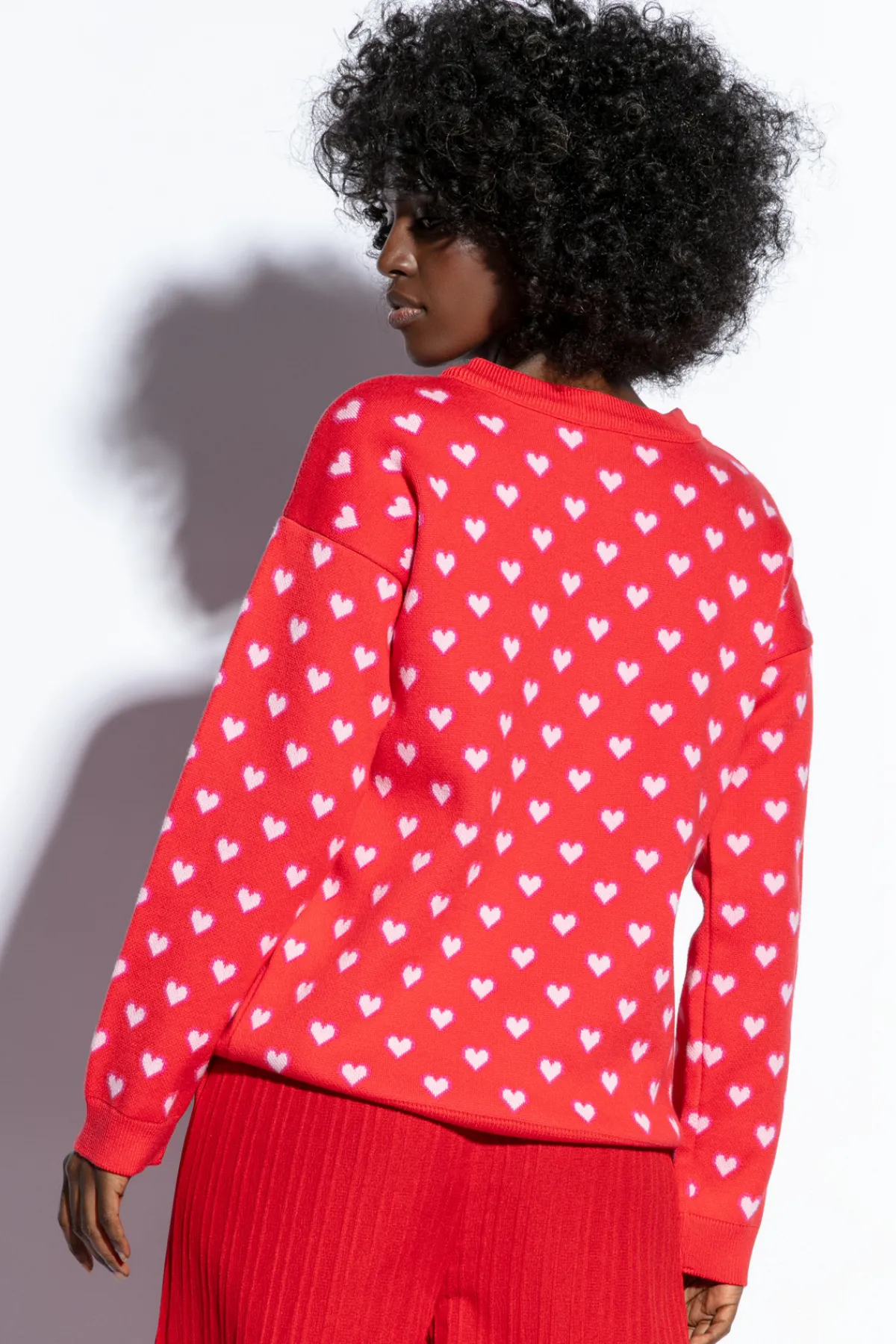 Swetry We Wzór | Cienkie Swetry>Fobya Bawełniany sweter w serduszka F1806 czerwony