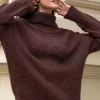 Swetry Na Jesień I Zimę | Ciepłe Swetry>Fobya BEZSZWOWY SWETER OVERSIZE Z GOLFEM Z WYWIJANYMI MANKIETAMI Z WEŁNY ALPAKI F1750 choco