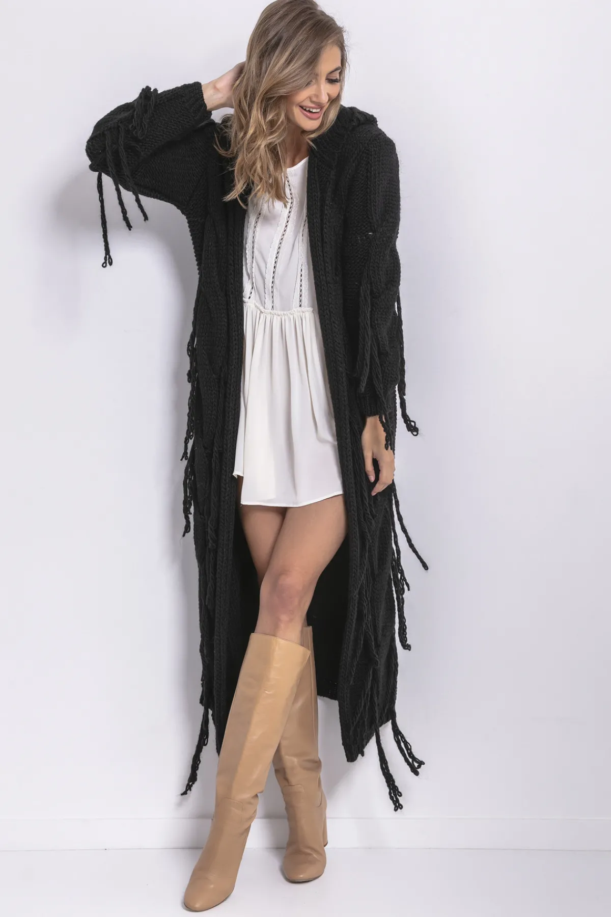 Kardigany Na Jesień I Zimę | Kardigany Długie>Fobya Długi kardigan z frędzlami i kapturem F742 czarny