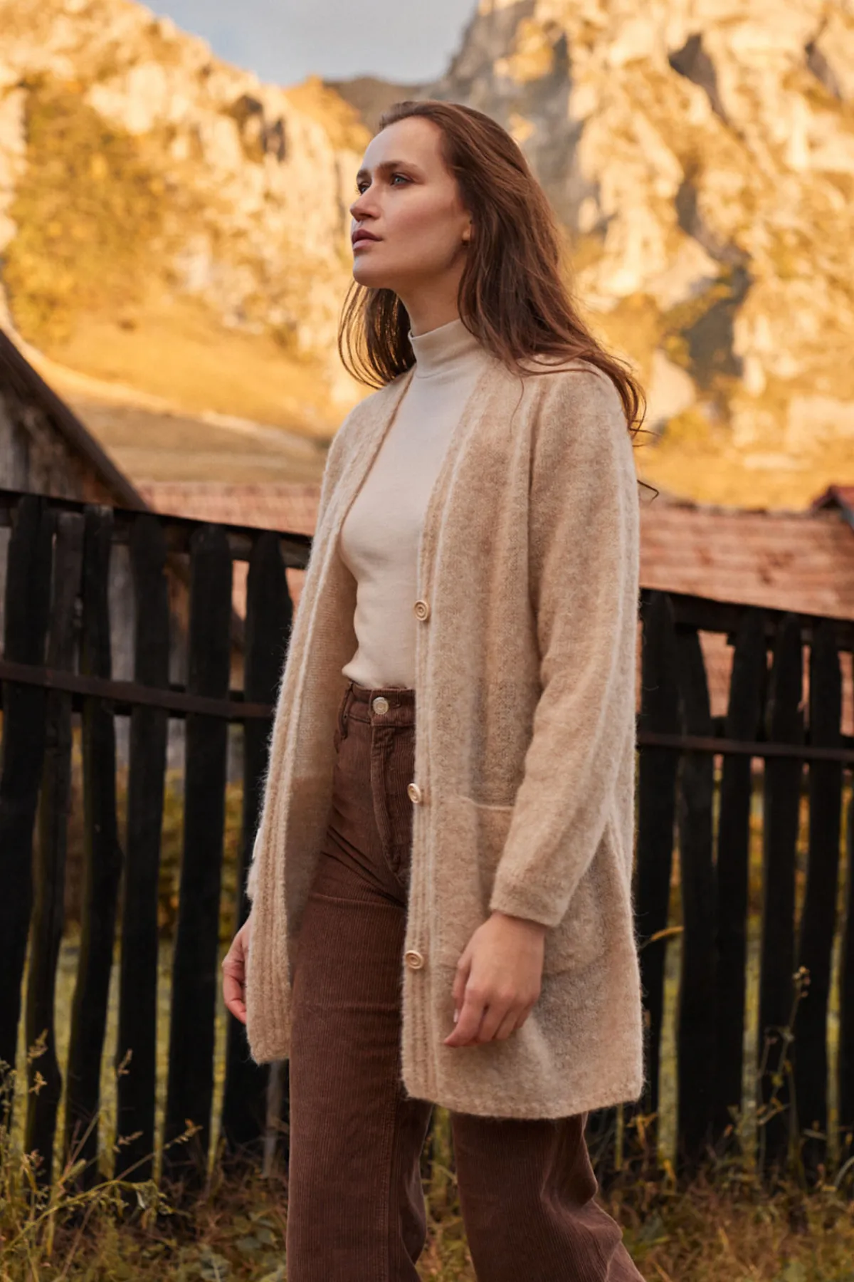 Kardigany Na Jesień I Zimę | Kardigany Z Kieszeniami>Fobya Elegancki zapinany kardigan z niefarbowanej wełny alpaki F1736 beżowy