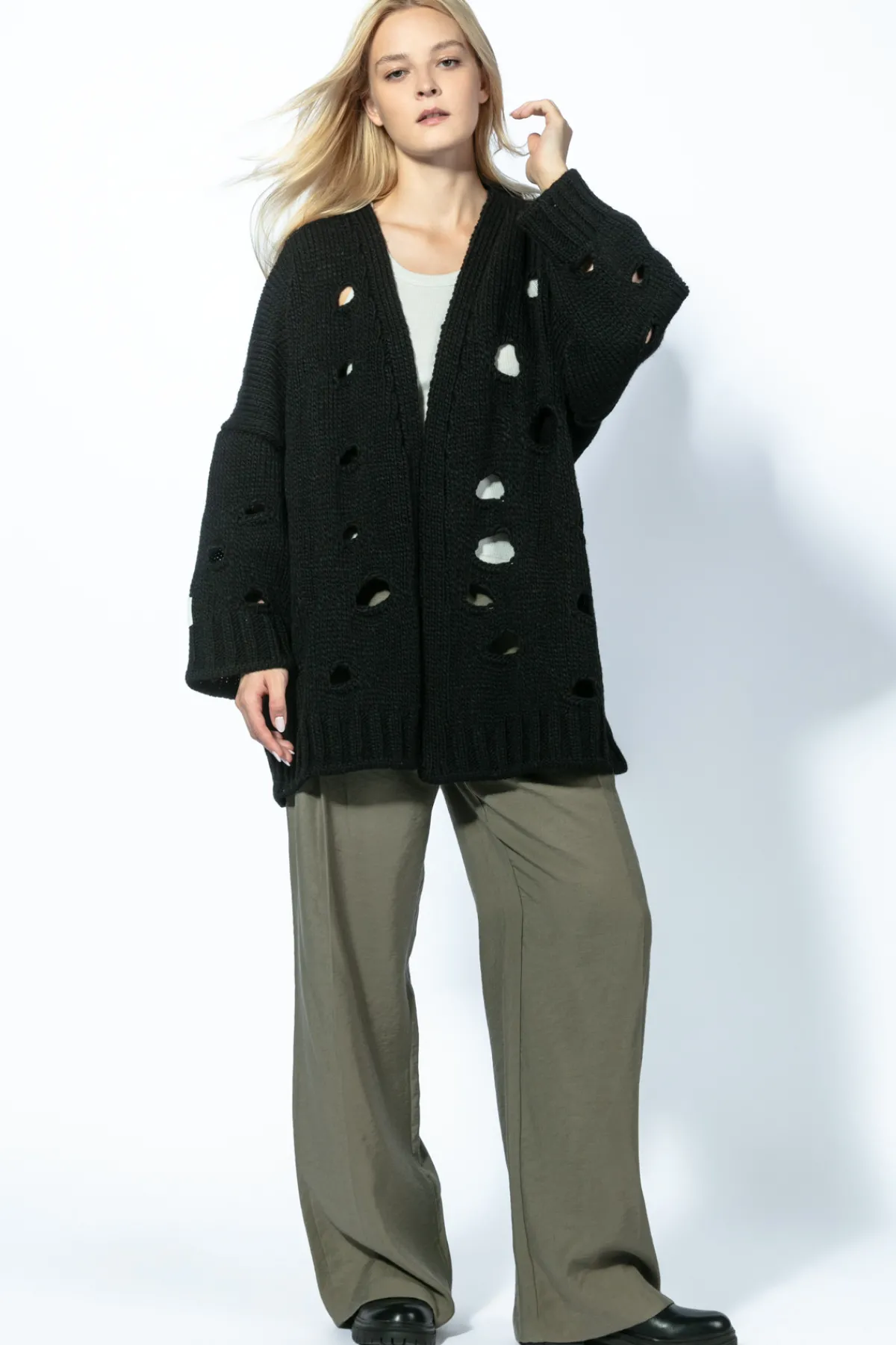 Kardigany Na Jesień I Zimę | Kardigany Eleganckie>Fobya Kardigan chunky knit z pęknięciami F1738 czarny