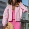 Kardigany Zapinane | Kardigany Krótkie>Fobya Kardigan zapinany perełkami - sweter we wzór palmy F1240 candypink