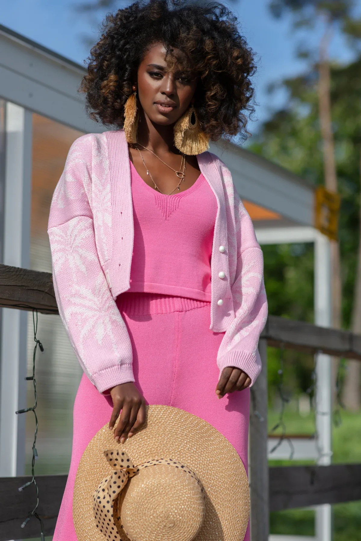 Kardigany Zapinane | Kardigany Krótkie>Fobya Kardigan zapinany perełkami - sweter we wzór palmy F1240 candypink