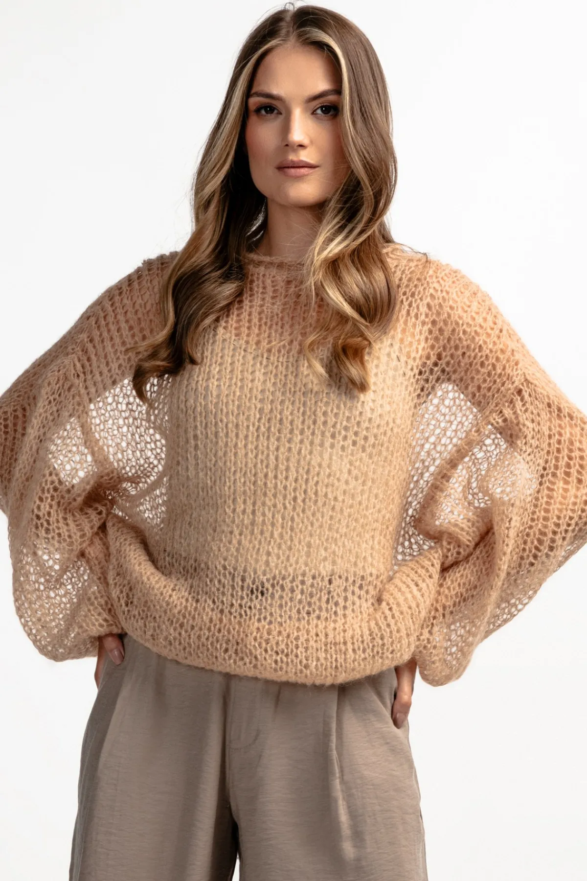 Swetry Na Jesień I Zimę | Swetry Oversize>Fobya Lekki sweter z wełny alpaki i moheru kroju oversize F1893 carmel