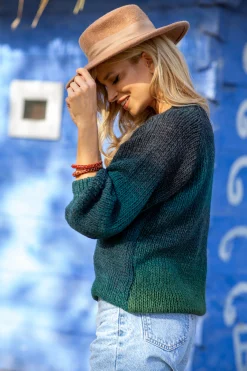 Swetry Oversize | Swetry Krótkie>Fobya Sweter ombre o luźnym fasonie F886 oliwka