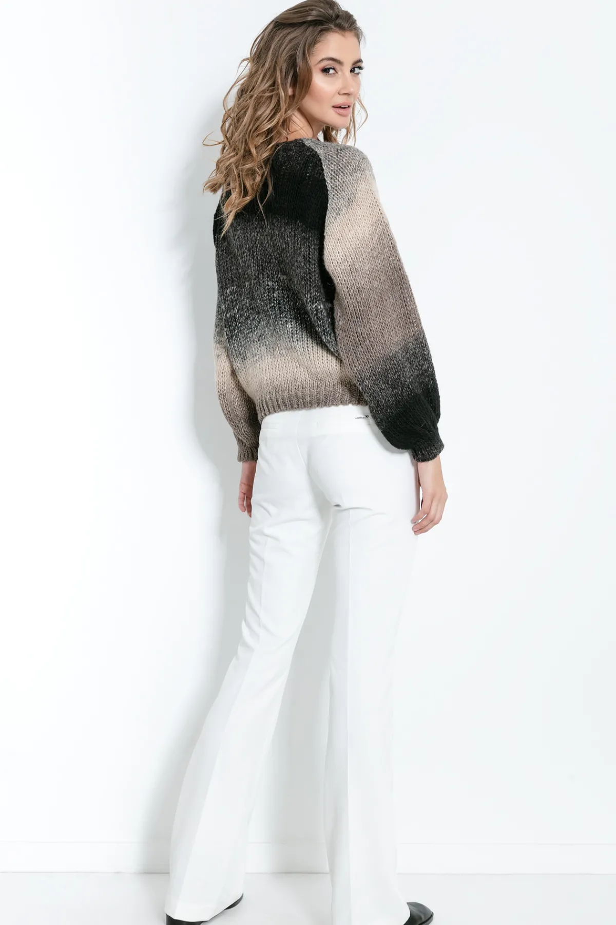 Swetry Oversize | Swetry Krótkie>Fobya Sweter ombre o luźnym fasonie F886 mocca