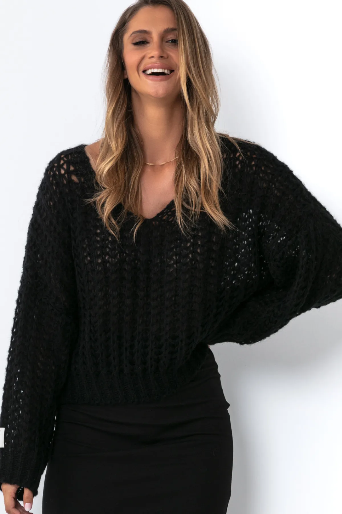 Swetry Oversize | Swetry Eleganckie>Fobya Sweter ovesize z dekoltem w serek F1492 czarny