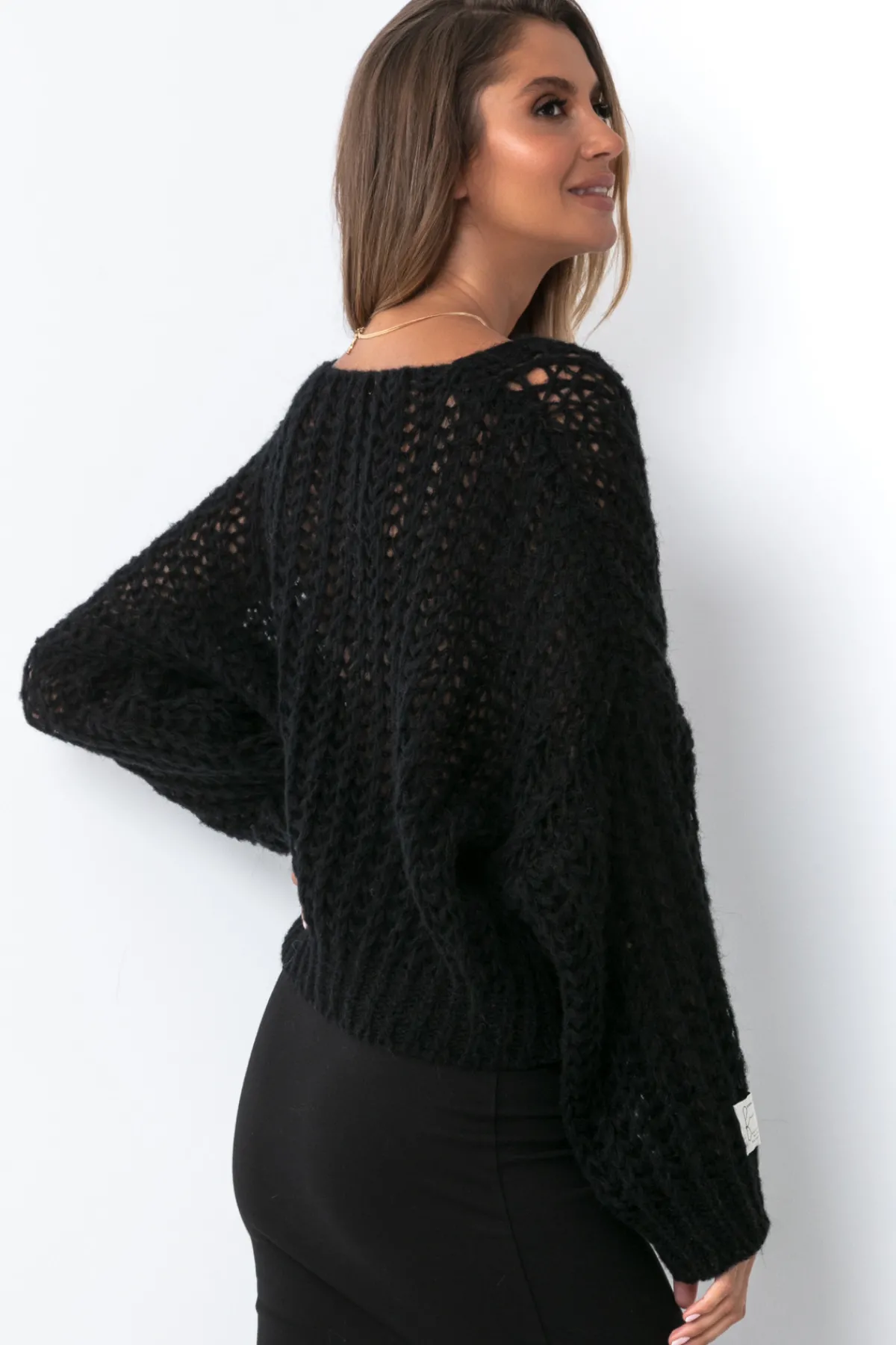 Swetry Oversize | Swetry Eleganckie>Fobya Sweter ovesize z dekoltem w serek F1492 czarny