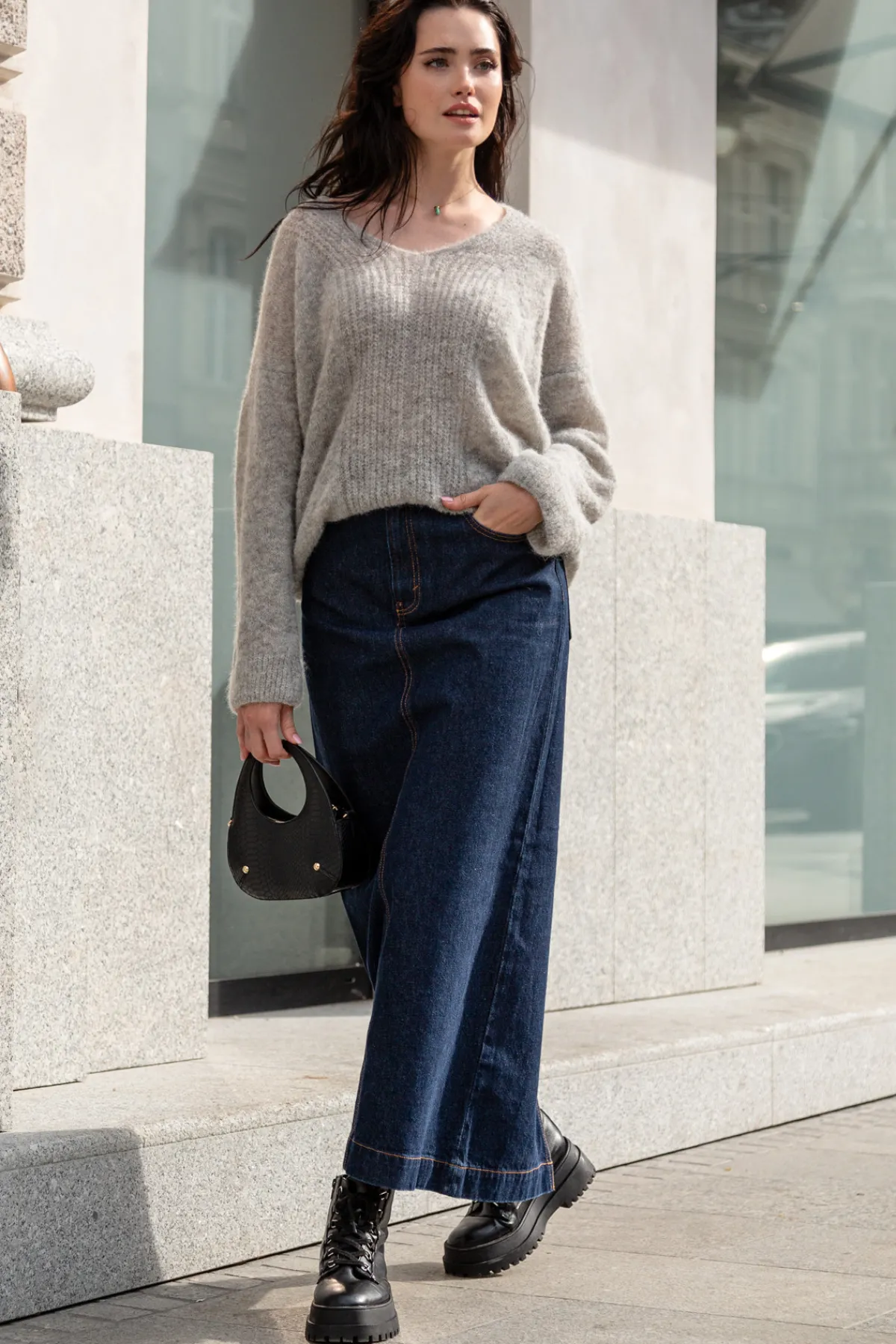 Swetry Oversize | Swetry Eleganckie>Fobya Sweter z dekoltem z wełny alpaki F1395 szary