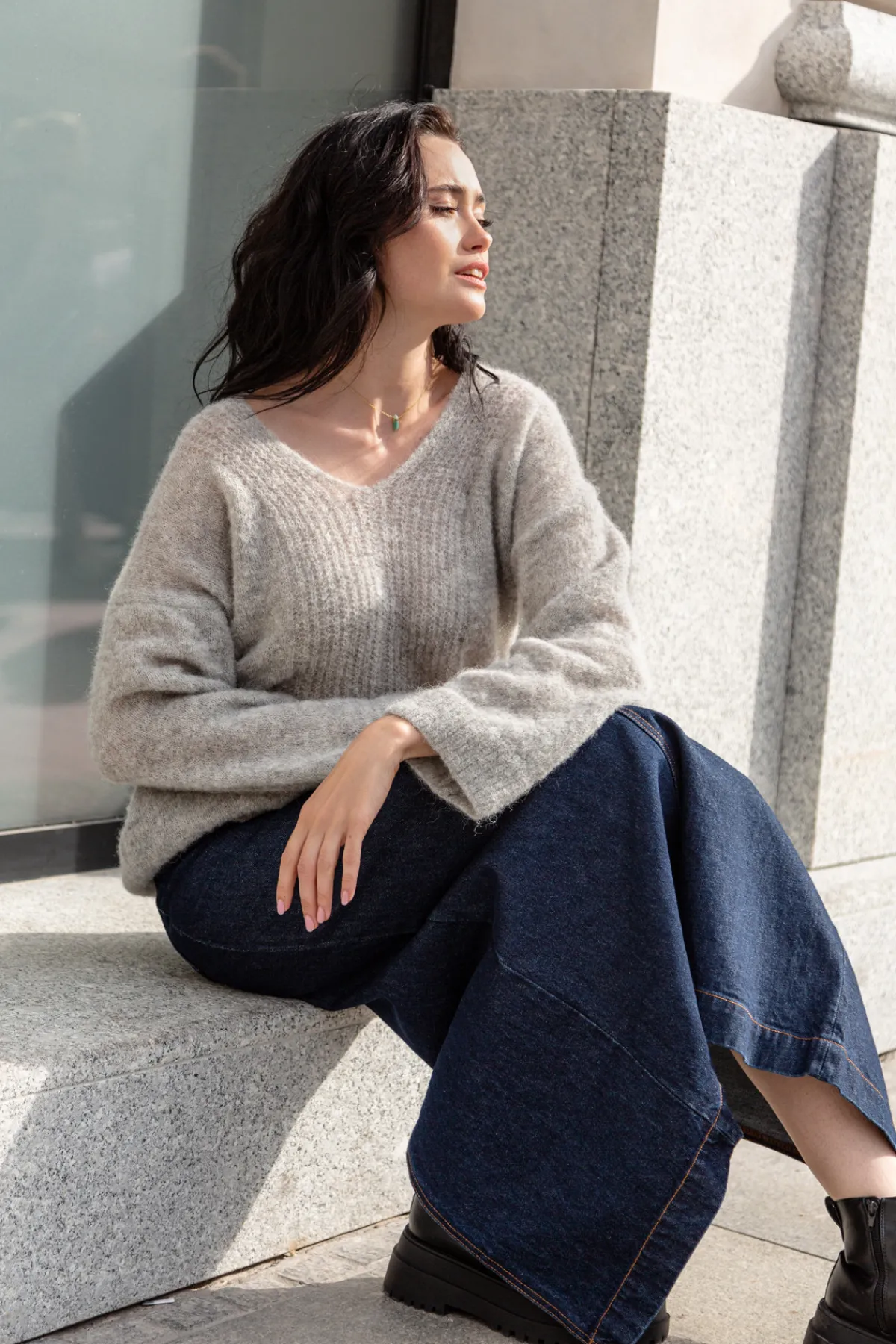 Swetry Oversize | Swetry Eleganckie>Fobya Sweter z dekoltem z wełny alpaki F1395 szary