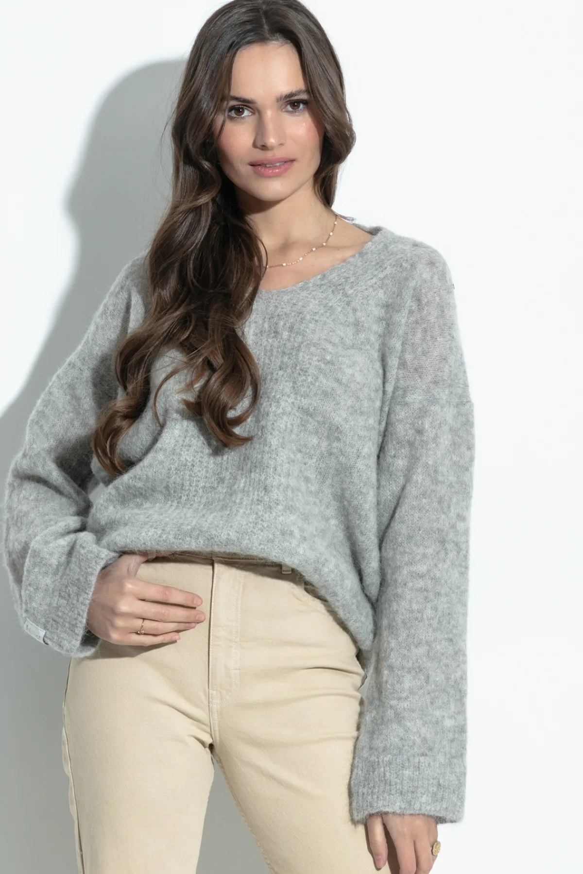 Swetry Oversize | Swetry Eleganckie>Fobya Sweter z dekoltem z wełny alpaki F1395 szary
