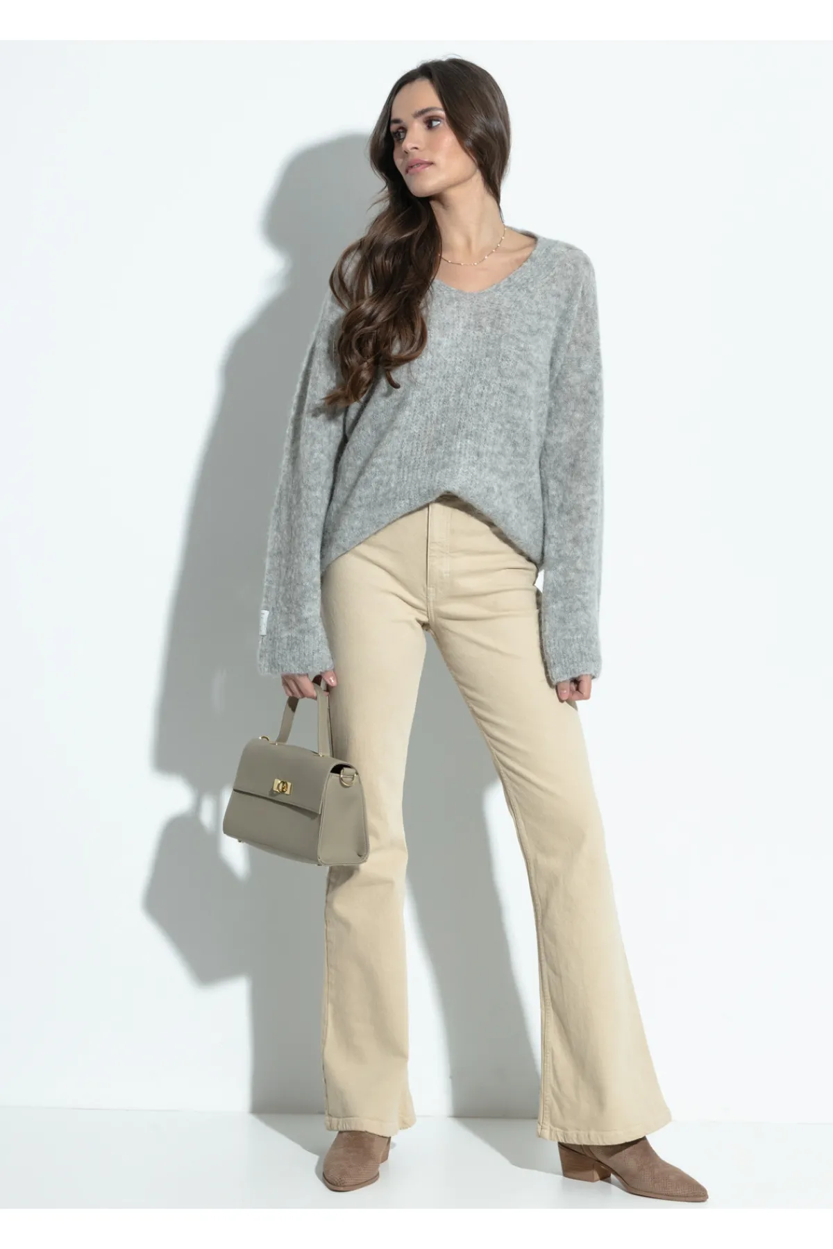 Swetry Oversize | Swetry Eleganckie>Fobya Sweter z dekoltem z wełny alpaki F1395 szary