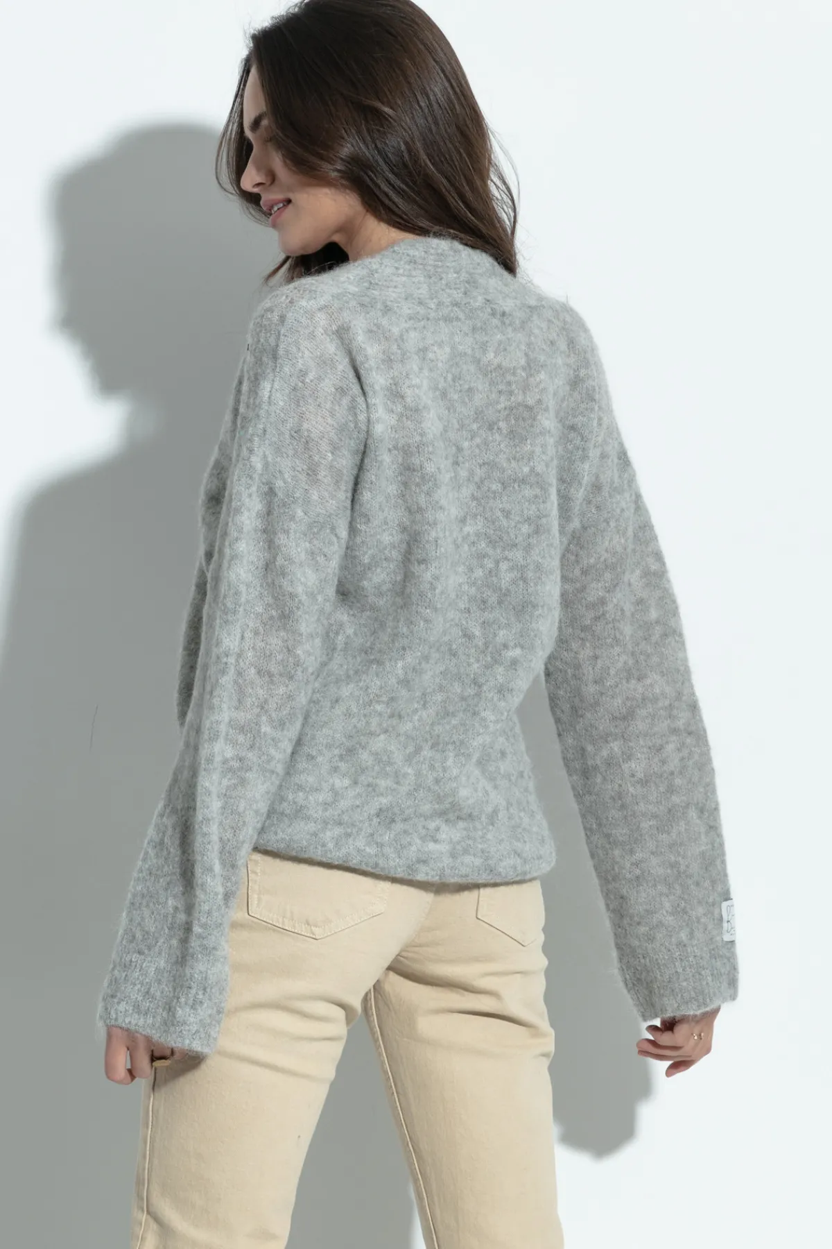 Swetry Oversize | Swetry Eleganckie>Fobya Sweter z dekoltem z wełny alpaki F1395 szary