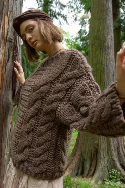 Swetry Na Jesień I Zimę | Ciepłe Swetry>Fobya Sweter z grubymi warkoczami CHUNKY KNIT F780 espresso