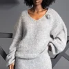 Swetry Na Jesień I Zimę | Swetry Oversize>Fobya Sweter z wełny z kwiatkiem F1960 szary