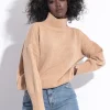 Swetry Eleganckie | Swetry Krótkie>Fobya Wełniany elegancki sweter z golfem F1321 carmel