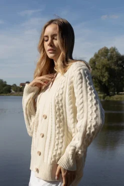 Kardigany Na Jesień I Zimę | Kardigany Eleganckie>Fobya Zapinany wełniany kardigan F1904 ecru